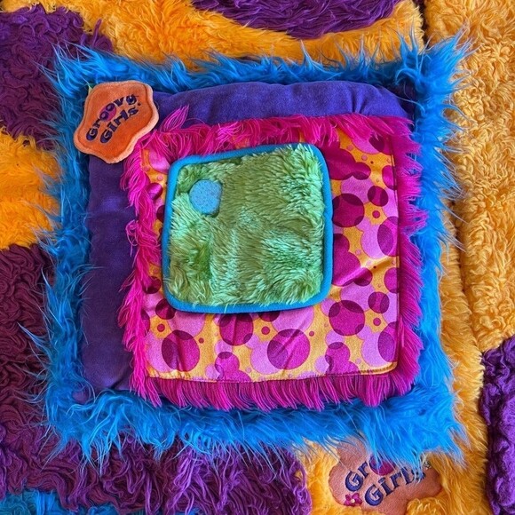 Groovy Girls 4-Piece Plush Room Rug and Pillow Set - Picture 9 of 12